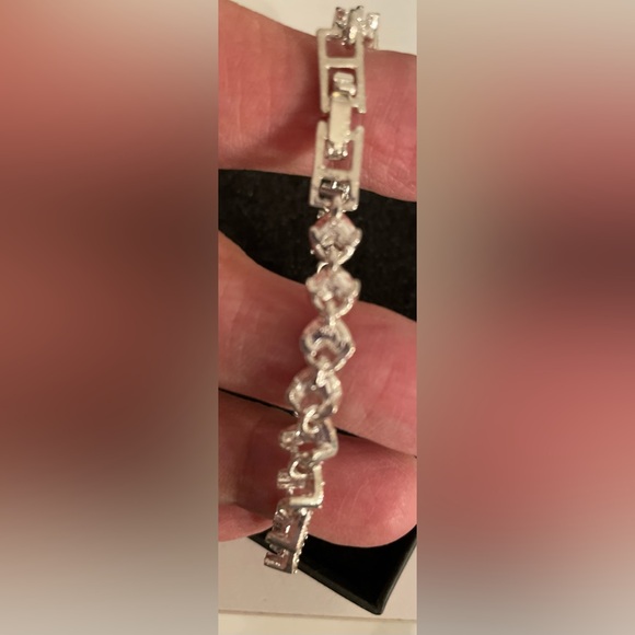 Silver Tone Crystal Heart Bracelet NIB - Picture 13 of 14